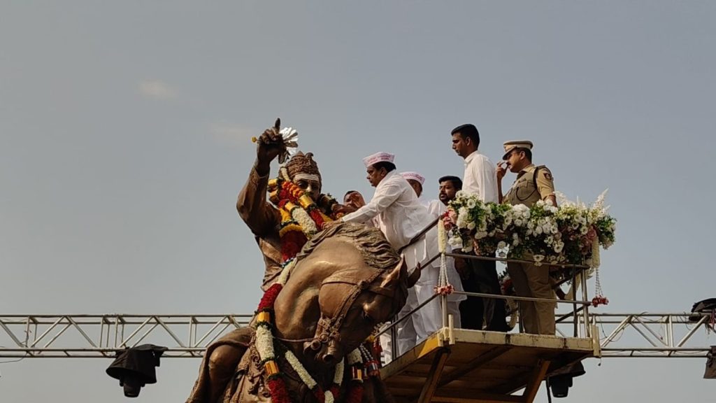 ವಿಜಯಪುರದಲ್ಲಿ ಬಸವ ಜಯಂತಿ : ಪ್ರತಿಮೆಗೆ ಸಚಿವರಿಂದ ಮಾಲಾರ್ಪಣೆ